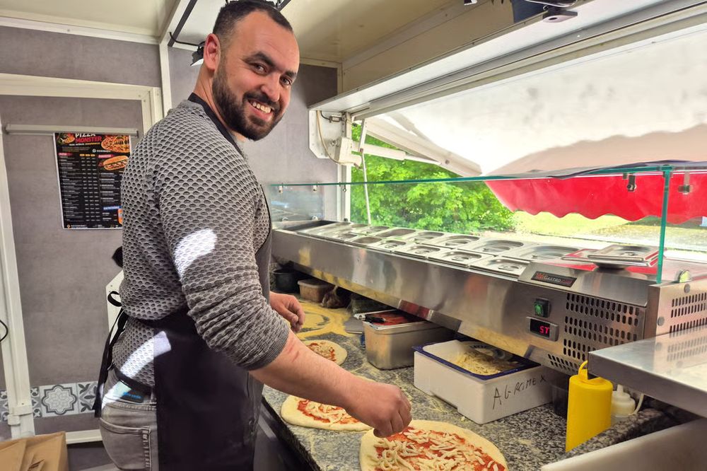 Nidhal Khemir belegt frische Pizzateige im Foodtruck