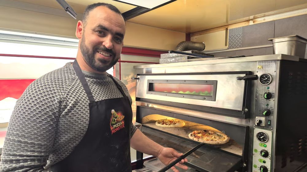 Zwei Pizzen im heißen Ofen des Foodtrucks