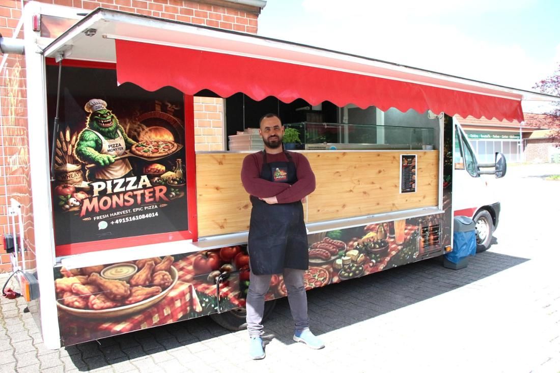 Der rote Foodtruck von Pizza Monster mit Inhaber Nidhal Khemir davor